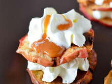 Chips de pommes, chantilly roquefort et caramel beurre salé