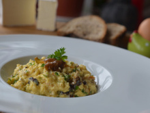 Œufs brouillés au Chaource et poêlée de chanterelles