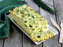 Avec un simple moule à cake, voici comment réussir un délicieux flan de courgettes et feta