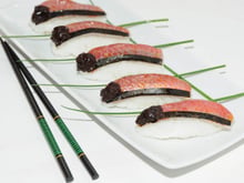 Nigiri sushis au rouget et à la tapenade
