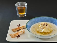 Langoustines en 2 cuissons, ravioles et rôties au bouillon de bœuf et citronnelle