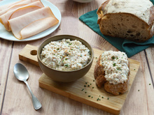 Ces rillettes de blancs de poulet et chèvre frais prêtes en 10 min vont faire un carton à l’apéro !