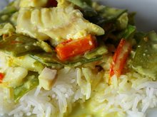 Poisson poché au lait de coco et aux petits légumes