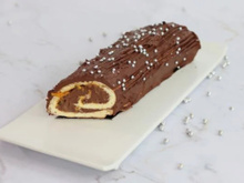 Cette recette de bûche de Noël roulée au chocolat est tellement facile que même les débutants vont la réussir !