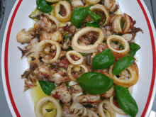 Chipirons à l'ail, basilic et chorizo