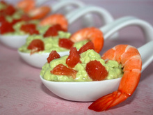 Cuillères à l'avocat, crevette et pamplemousse rose