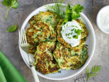 Ces croustillantes galettes de courgettes et leur sauce au yaourt vont sauver votre repas du soir