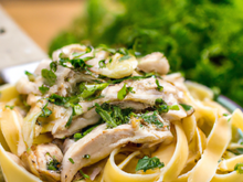 Tagliatelles au poulet relevées à l'ail et aux herbes