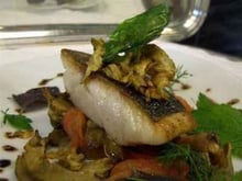 Filets de loup cuit sur la peau, artichaut sauté à cru, vinaigrette aux herbes