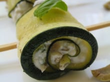 Roulade de courgettes, chèvre frais et olives