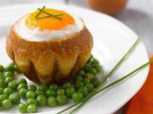 L'œuf surprise en nid de brioche sur lit de petits pois
