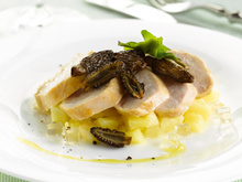 Blancs de poularde, gelée de Vin Jaune, topinambours et Comté