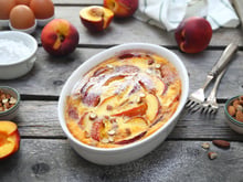 Vos pêches sont (trop) mûres ? Ne les jetez surtout pas, ce clafoutis moelleux aux amandes va les sublimer !