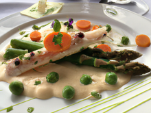 Asperges blanches de Touraine rôties sous une fine croûte de rillettes au chèvre sec. Pulpe de petits pois nouveaux au jus acidulé de carotte.