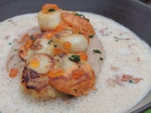 Saint jacques rôties, fine purée de châtaignes et bouillon de châtaignes au foie gras