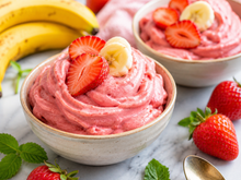 Oubliez les glaces industrielles trop sucrées : ce dessert glacé à 2 ingrédients est parfait pour affronter la canicule