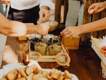 Oubliez la tapenade industrielle : voici la recette traditionnelle prête en 5 minutes chrono avec seulement 5 ingrédients