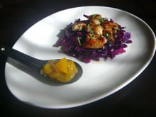 Salade de chou rouge au raifort et émincé de dinde caramélisé