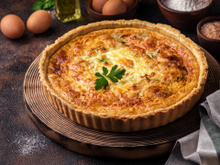Économique et généreuse, cette recette toute simple de tarte au gruyère est idéale pour un repas gourmand