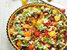 Tarte aux tomates mélangées et basilic