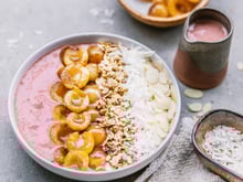 Smoothie bowl aux mirabelles et fraises