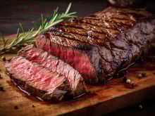 “Avec une cuisson comme ça, je peux réaliser un BBQ pour 50 personnes” : Un Meilleur Ouvrier de France nous partage sa méthode infaillible pour cuire la viande !