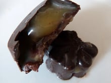 Chocolats fourrés caramel à tartiner au beurre salé & fleur de sel Cognac raisin