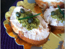 Tartines crème de saumon, pesto et câpres