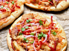 Pizza naan au poulet, poivrons et oignon rouge