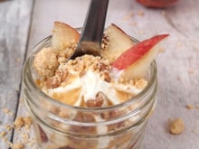 Crumble pêche déstructuré à la crème glacée Carte d'Or® façon glacier vanille et noix de pécan