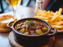 "Vous êtes garanti d’avoir une viande très tendre" : ce chef nous partage ses conseils pour réussir la carbonade flamande, ce plat parfait pour l’automne !