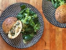 Buns farcis, jambon à l’os, épinards, tome & ricotta