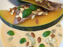 Papillote de canard et melon aux amandes, crème de basilic