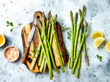 “Je vais vous montrer comment on fait cuire des asperges vertes” : le chef Éric Frechon nous dévoile sa méthode !