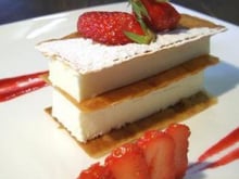 Croustillant mousse au choclat blanc, garriguettes et coulis de fruits rouges