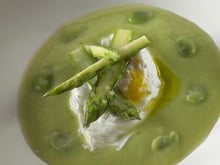 Assiette de printemps à l'œuf poché