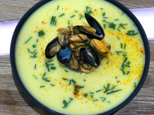 Soupe crémeuse aux moules et safran