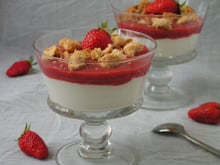 Coulis de gariguettes, rhubarbe sur son fromage blanc au kiri, crumble biscuit amande