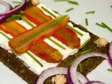 Œufs de merlu sur pain de seigle.