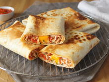 Wrap grillé au poulet et au fromage