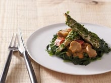 Aiguillettes de poulet enrobées d'herbes fraîches, tombée de pousses d'épinards aux champignons de Paris, tomate, mascarpone, pointe de piment d'Espelette