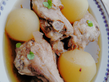 Chapon aux poires pochées dans le banyuls et le bouillon de volaille