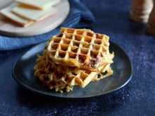 Gaufres au fromage à raclette et charcuterie
