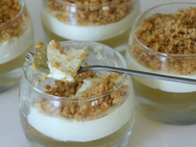 Pannacotta de roquefort sur gelée de muscat, crumble de châtaigne et noix