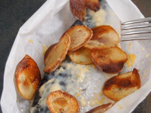 Maquereaux à la moutarde en papillote et chips de pommes de terre