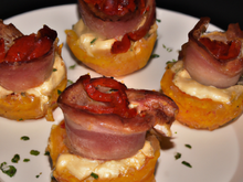 Mini-gâteaux au camembert et au prosciutto, coulis des poivrons rouges