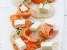 Panna Cotta de Roquefort, saumon Gravalax, salade croquante, et poire fondante