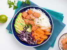 Poke bowl au saumon mariné et riz basmati