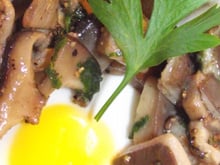 Œuf cocotte au bain marie et poêlée de champignons sauvages