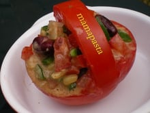 petite salade en panier de tomate